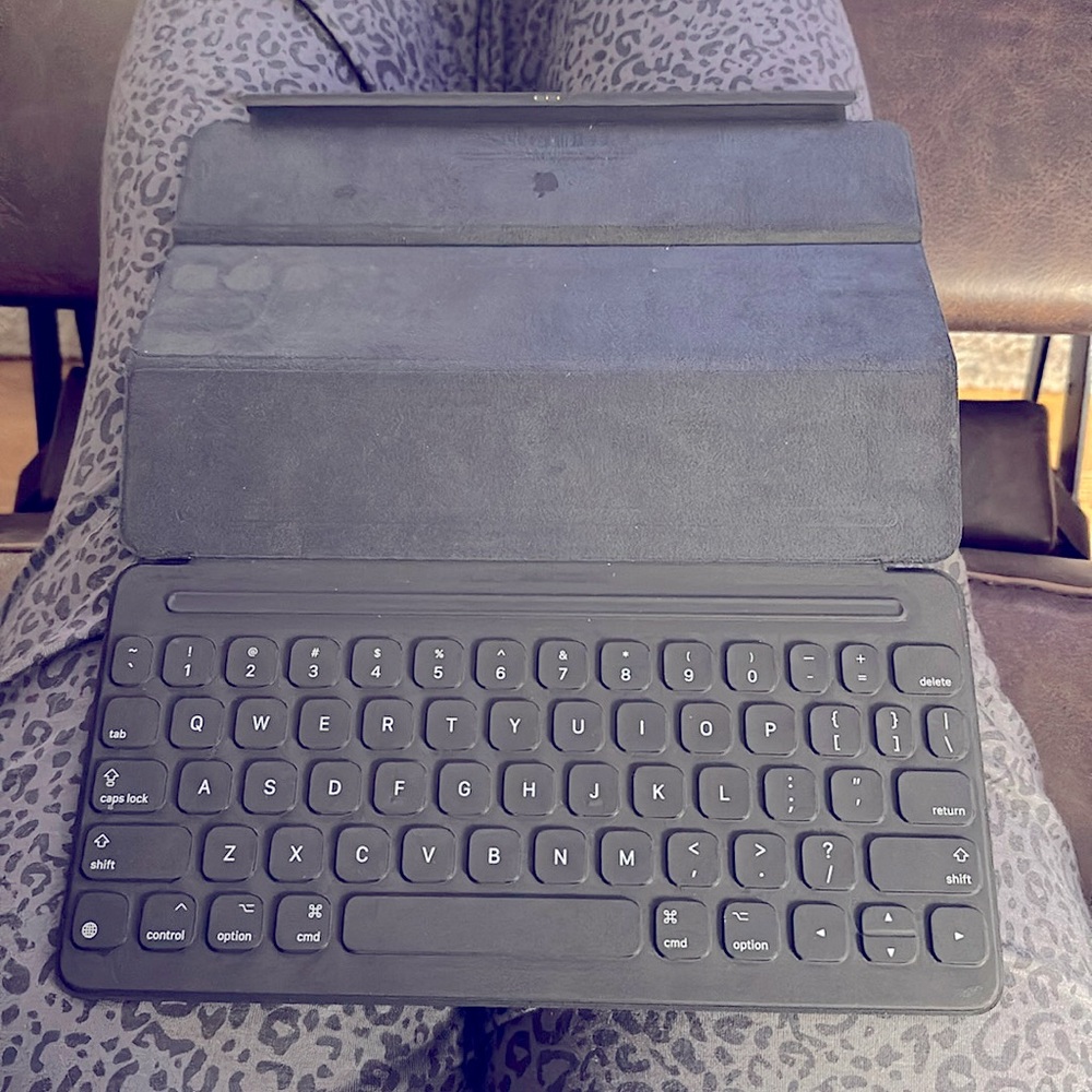 Apple IPad keyboard that fit an IPad Air 3